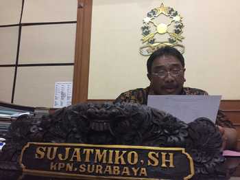 Ketua-PN-Surabaya-Sujatmiko-saat-menjelaskan-tentang-rekapitulasi-perkara-yang-masuk-ke-PN-Surabaya-Kamis-[29/12].-[abednego/bhirawa].