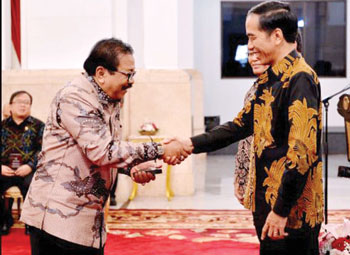 Gubernur Jatim Dr H Soekarwo saat menerima Penghargaan Keterbukaan Informasi Publik Terbaik Kedua dari Presiden Joko Widodo pada 2015 lalu.
