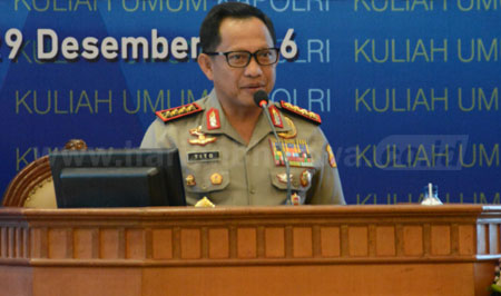 Kapolri Jenderal Polisi Tito Karnavian saat memberi kuliah umum di Unair, Kamis (29/12). [adit hananta utama]