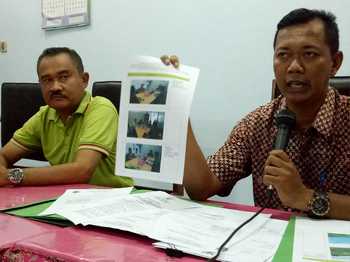 Noerhono (kanan) kepala BPTPM Pemkab Mojokerto ketika menyampaikan pencabutan izin pabrik karet PT BNM. [kariyadi/bhirawa]