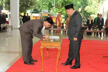 Pejabat Sekda baru, Djoko Sartono menandarangani pakta integritas disaksikan Bupati Saiful Ilah. [achmad suprayogi/bhirawa]