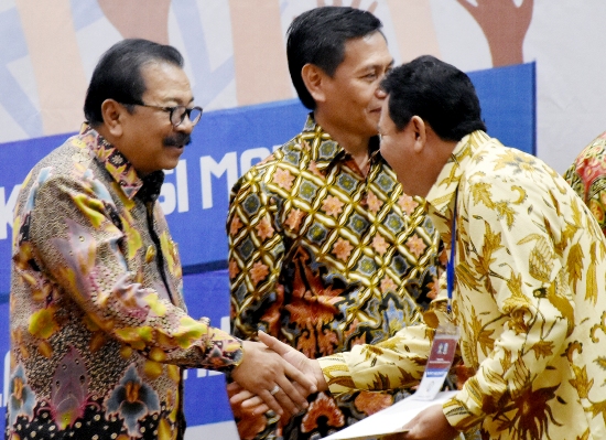 Wabup Mojokerto Pungkasiadi mendapat ucapan selamat dari Gubernur Jatim, Dr Soekarwo. [kariyadi/bhirawa]