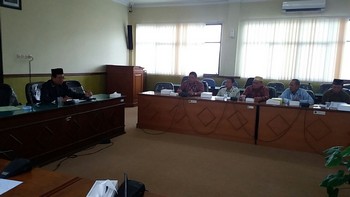 Warga Sawotratap saat hearing dengan Komisi A DPRD Sidoarjo kemarin.