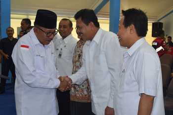 Imam Utomo, Ketua PMI Jatim memberikan ucapan selamat kepada Pengurus PMI Kab Mojokerto, Kamis (15/12) kemarin. [kariyadi/bhirawa]