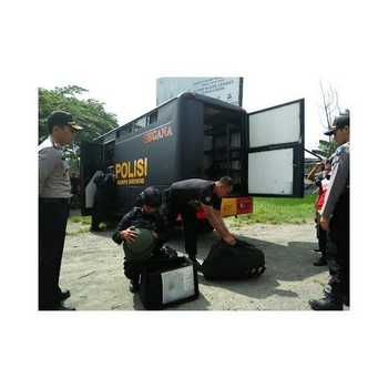 Anggota Jihandak Polda Jatim terjun ke TKP penemuan benda mirip bom di Bypass Gunung Gedangan, Kota Mojokerto, Kamis (22/12) kemarin. [kariyadi/bhirawa]