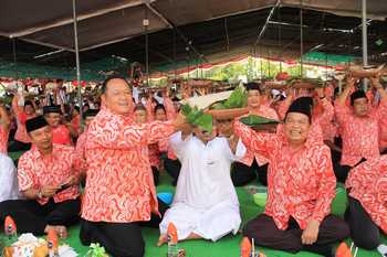 Wali Kota Mas'ud Yunus bersama wakilnya Suyitno dalam helatan pesta kenduri layah yang digelar Pemkot Mojokerto di Lapangan Surodinawan tahun lalu. [kariyadi/bhirawa]