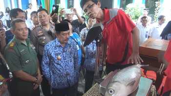 Wakil Bupati Nur Ahmad Syaifuddin menyaksikan proses penimbangan bandeng kawak. [achmad suprayogi/bhirawa]