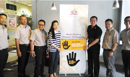 General Manager Sales East Java Sampoerna, Eric Chan Hee Ng, bersama karyawan mempromosikan pencegahan rokok untuk anak anak.