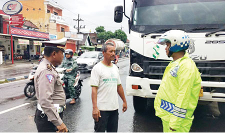 Puluhan sopir truk beserta kendaraannya yang terkena razia di jalur Pandaan-Malang, tepatnya di Jalan Raya Purwosari, Kabupaten Pasuruan, Minggu (4/12) sore. Sebagian besar sopir belum mengetahu adanya larangan itu. [Hilmi Husain]