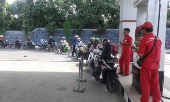 Antrean pembeli bahan bakar minyak di SPBU Kelurahan Mimbaan, Kecamatan Panji, Situbondo mengular hingga ke jalan raya. [sawawi/bhirawa].