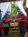  Administratur Perhutani Bondowoso Adi Winarno saat menggunting pita tanda diresmikannya launching Wana Wisata Tasnan, kemarin. (sawawi/bhirawa).