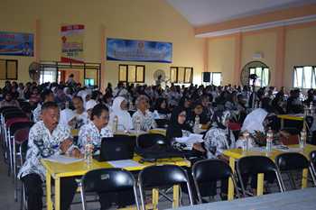 700 guru dari 7 Kecamatan yang tergabung dalam wadah PGRI Situbondo mengikuti workshop penyusunan artikel ilmiah. [sawawi/bhirawa]