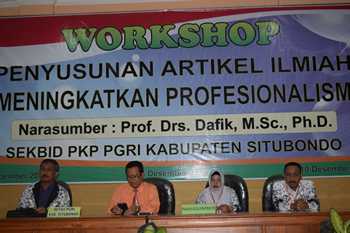 Wakil Ketua PGRI Situbondo, Harnoto, Dekan FKIP Unej Jember Prof Dafik, Ketua PKP Fita Ariyani M.Pd saat acara workshop penyusunan artikel ilmiah di gedung PGRI. [sawawi/bhirawa]