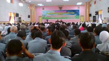 Kepala Dinas Pendidikan Kabupaten Lumajang Imam Supriyono dan Kepala BKD Nur Wakit Ali Yusro mengundang seluruh PNS yang bernaung di Lembaga SMA,SMK untuk menerima SK PNS Provinsi, bertempat di Gedung Sujono Lumajang.