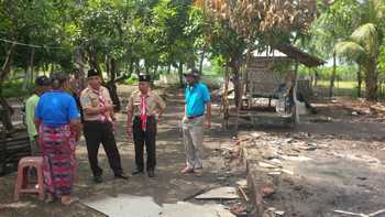 Ketua Kwarcab Pamuka Situbondo, Yoyok Mulyadi saat mendatangi lokasi rumah warga yang menjadi korban bencana angin kencang dan korban kebakaran di Desa Tanjung Kamal. [sawawi/bhirawa].