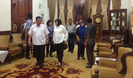 Wali Kota Surabaya Tri Rismaharini keluar dari ruang kerja Gubernur Jatim Dr H Soekarwo di Gedung Negara Grahadi Surabaya usai mengadakan pertemuan tertutup, Senin (5/12).