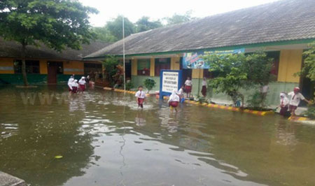 Salah satu SDN di Kecamatan Baureno Kabupaten Bojonegoro  menunda pelaksanaan Ujian Akhir Semester (UAS) karena lingkungan sekolahan masih terendam air banjir.