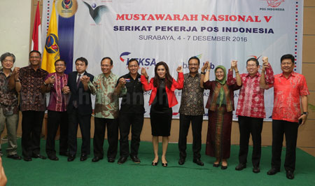 Wakil Gubernur Jatim Drs H Saifullah Yusuf dan anggota Komisi VI DPR RI Rieke Dyah Pitaloka foto bersama dengan pengurus SPPI disela Munas ke-V SPPI di Asrama Haji Sukolilo, Surabaya.