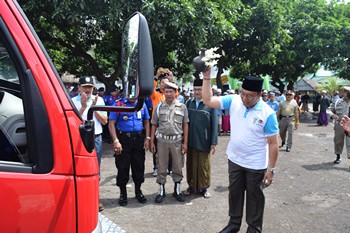 Kepala Pelaksana BPBD Situbondo Taufik Hidayat saat menerima bantuan satu mobil operasional pemadam kebakaran dari Bupati Situbondo dihalaman ponpes Walisongo, kemarin. [sawawi/bhirawa].
