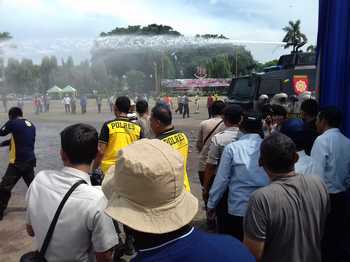 Simulasi antisipasi kericuhan Pilkades seretanak yang dilakukan oleh aparat gabungan di alon-alon Kabupaten Tuban.