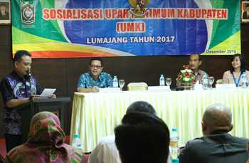 Bupati Lumajang Drs. As'at Malik saat membuka Sosialisasi UMK Kabupaten Lumajang tahun 2017.