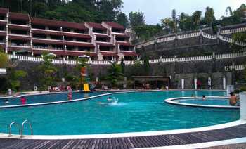 Salah satu hotel di Kecamatan Prigen, Kabupaten Pasuruan, Senin (26/12) sore. Pergantian tahun, hunian hotel di Kawasan Prigen terjual habis. [ Bhirawa/Hilmi Husain]