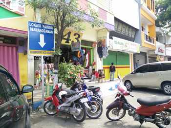 Sebuah lahan parkir khusus berlangganan yang berada di Jalan Niaga, Kota Pasuruan, Kamis (29/12). Banyaknya keluhan dari masyarakat membuat Pemkot Pasuruan mulai mengevaluasinya. [Bhirawa/Hilmi Husain]