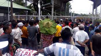  Aksi warga dua desa terdampak dari aktifitas JOB PPEJ yang melakukan aksi unjuk rasa di pintuk masuk perusahan. (Khoirul Huda/bhirawa)