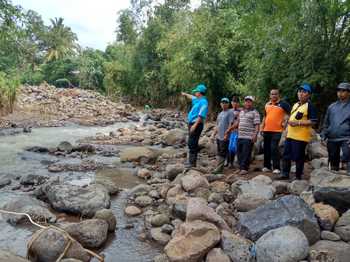 Banjir bandang yang dipenuhi batu dan kayu hingga merusak saluran irigasi senilai 4 miliar lebih. (Samsul Tahar/Bhirawa)