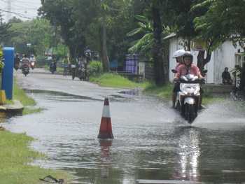 Air masih terus menggenang di Jl Bung Tomo Kota Tulungagung atau tepatnya di depan Gardu Induk PLN, Rabu (7/12).