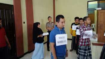 Proses Rekonstruksi penganiayaan terhadap santri yang di tuduh mencuri berlangsung di Polres Lamongan. (Alimun Hakim/Bhirawa).