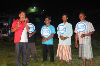 BNN Kabupaten Lumajang saat mengadakan Sosialisasi Bahaya Narkoba di Lapangan Desa Krai Kecamatan Yosowilangun.
