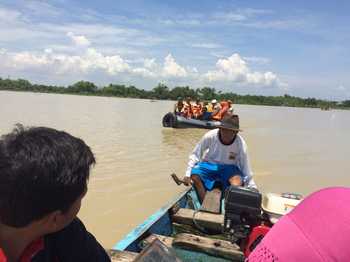 Rombongan Bupati Tuhan, H. Fathul Huda, Ketua DPRD dan Plt. BPBD Kabupaten Tuban saat naik perahu karet menuju lokasi salah satu Dusun di Desa Ngadipuro Kecamatan Widang yang terisolir akibat luapan suangai bengawan solo. (khoirul huda/bhirawa)