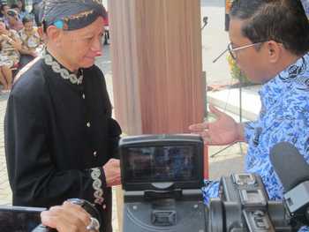 Bupati Syahri Mulyo menyalami RM Mupangat Notokusumo saat acara prosesi kirab tombak Kiai Upas, Senin (19/12) kemarin.