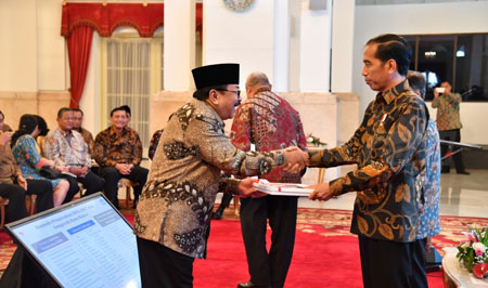 Gubernur Jatim Dr H Soekarwo menerima DIPA Jatim 2017 dari Presiden RI Joko Widodo di Istana Negara Jakarta, Rabu (7/12).