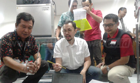 Tim medis dari RSU dr Soetomo dikirim ke Aceh untuk membantu meringankan korban bencana, pemberangkatan tim dilakukan oleh Wakil Gubernur Jatim Drs H Saifullah Yusuf, Kamis (8/12). [trie diana]