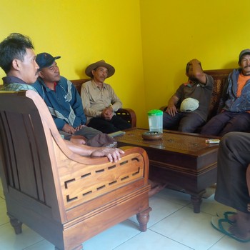 Warga Dusun Keliran ketika melakukan rapat di rumah warga sebelum akhirnya berangkat ke Kantor Bala Desa Bulukerto.