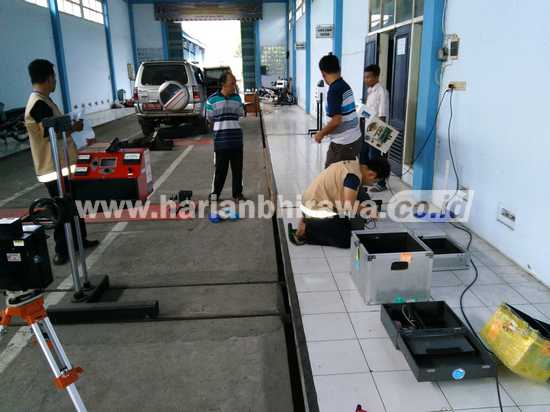 Petugas Dinas Dishubkominfo Kabupaten Blitar saat melakukan perawatan rutin alat uji kendaraan bermotor.