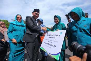 Wali Kota Malang HM. Anton menyerahkan penghargaan kepada pemenang lomba pakarti disela-sela peringatan Hari Ibu di Halaman Balai Kota Malang.