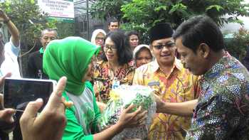 Penyerahan bibit tanaman produktif oleh Tim TPID kepada Kampung 3 G Kelurahan Purwantoro Kota Malang.
