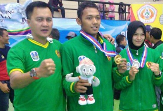 Ketua Umum IPSI Jatim Suprotomo bersama dua pesilat Jatim yang sebelumnya turun di PON Jabar dan kini berhasil meraih medali di Kejuraan Dunia 17 di Bali, yakni Eko Febrianto meraih perunggu dan Sarah Tria Monita emas. ist
