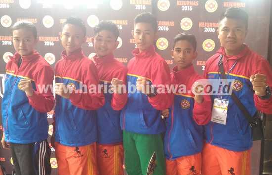 Sejumlah atlet Bandung Karate Club (BKC) Kabupaten Tuban yang akan berlaga dalam ajang Kejuaraan Nasional (Kejurnas) Bhakti Kharisma Citra (BKC) di Bogor, Jawa Barat. (Khoirul Huda/bhirawa)