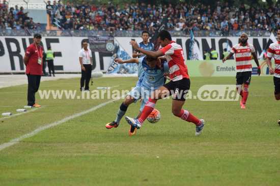 Persela Lamongan sukses bungkam tim papan atas Madura United di Stadion Surajaya. (Alimun Hakim/Bhirawa)
