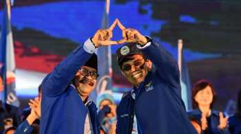 Sekjen DPP Partai Demokrat Hinca Pandjaitan (kanan) bersama Ketua DPD Partai Demokrat Jatim Soekarwo (kiri) melakukan salam Demokrat membentuk logo lambang partai di sela pelantikan pengurus Demokrat Jatim periode 2016-2021 di Surabaya, Minggu (8/1)