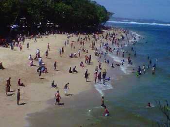 Pantai Balekambang, Desa Srigonco, Kec Bantur, Kabupaten Malang menjadi primadona pengunjung wisata