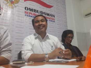 Ketua Ombudsman Perwakilan Jawa Timur Agus Widyarta saat melaporkan kinerja akhir tahun di kantornya Jalan Gayungsari Barat, Rabu (4/1) kemarin. Gegeh Bagus Setiadi