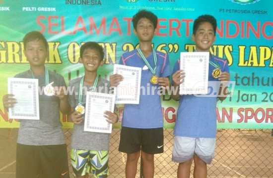 Para atlet tenis junior asal Bumi Wali Tuban yang memboyong empat medali dalam Kejurnas Tenis Lapangan Junior-Gresik Open.