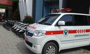 Satu mobil ambulan dan sejumlah motor saat dipajang dihalaman Dinkes Situbondo. [sawawi/bhirawa]