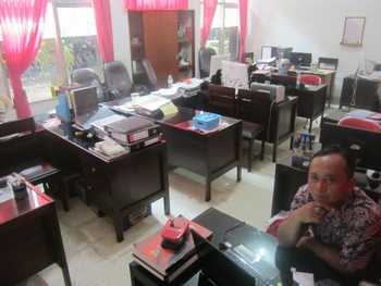 Salah satu ruangan di Kantor Pertanahan Setda Kabupaten Tulungagung terlihat kosong ditinggal PNS-nya, Selasa (3/1) pagi.