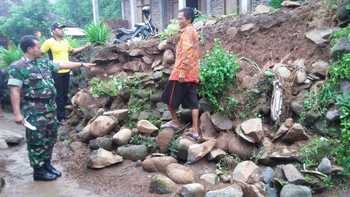 Bencana tanah longsor di Dusun Pathuk dan Dusun Larangan di Desa Bajulan Kecamatan Loceret timbun empat rumah warga.